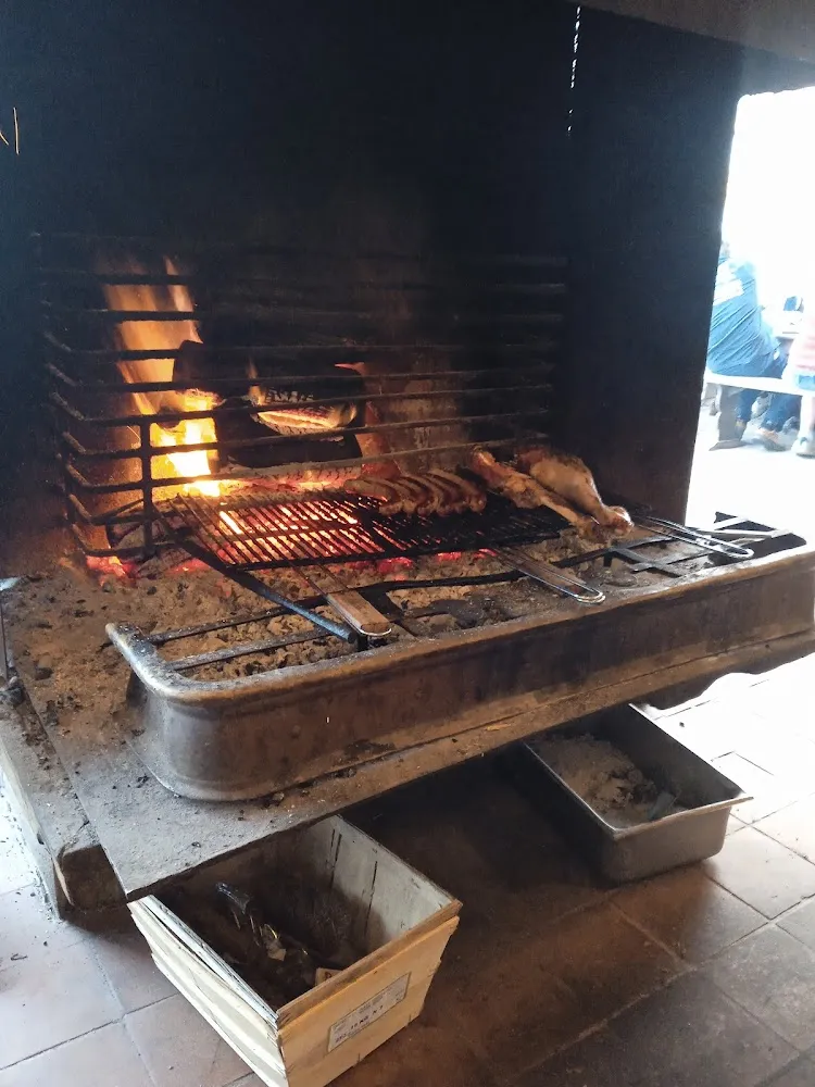 Gigot Et Saucisses Grillé Dans la Cheminée